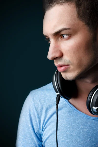 Retrato de atractivo deejay masculino con auriculares — Foto de Stock