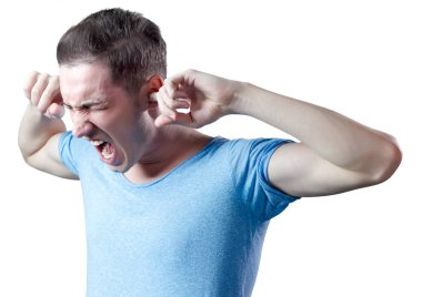 genç adam ile parmaklarını kulaklarına bağırıyor