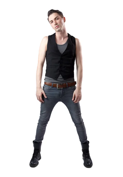 Νέοι hipster αρσενικό ποζάρει με στενό παντελόνι — Φωτογραφία Αρχείου