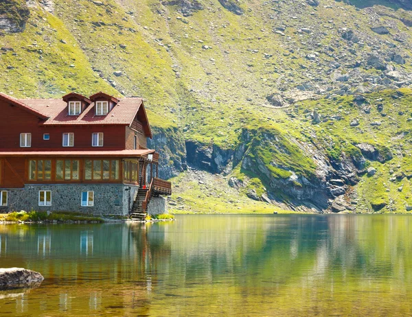 Czerwony dom drewniany na jezioro — Zdjęcie stockowe