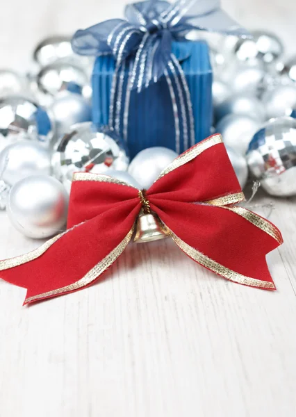 Arrangement de Noël avec boules et boîte cadeau — Photo