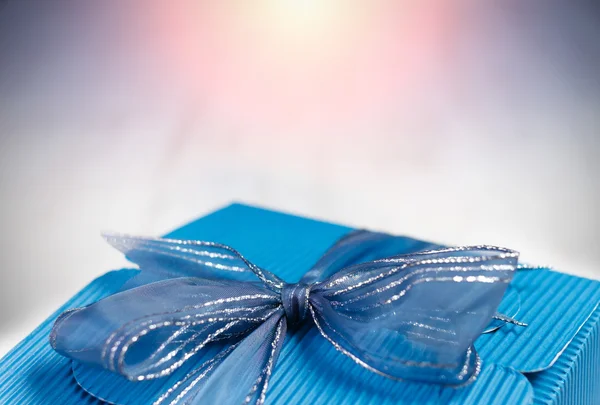 Caja de regalo de cartón azul con espacio de copia para texto . — Foto de Stock