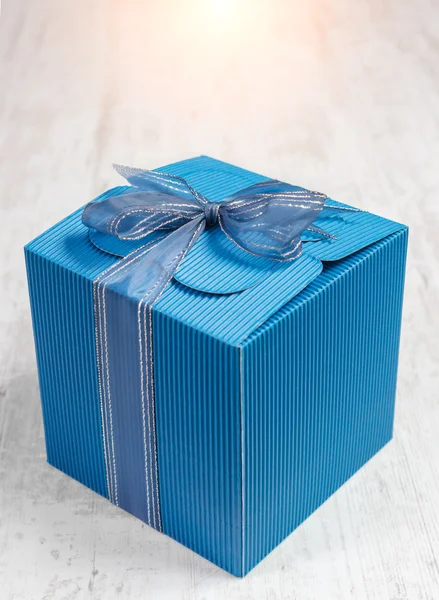 Caja de regalo de cartón azul con espacio de copia para texto . — Foto de Stock