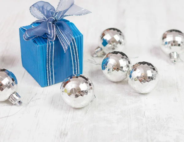 Boże Narodzenie układ z bue prezent pudełko i srebra bombki — Zdjęcie stockowe