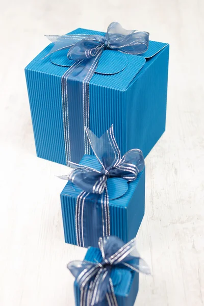 Tres cajas de regalo de cartón azul seguidas — Foto de Stock