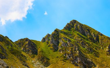 mooie cascade via berg stenen