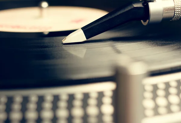 Old fashioned turntable playing a track from black vinyl — Stock Photo, Image