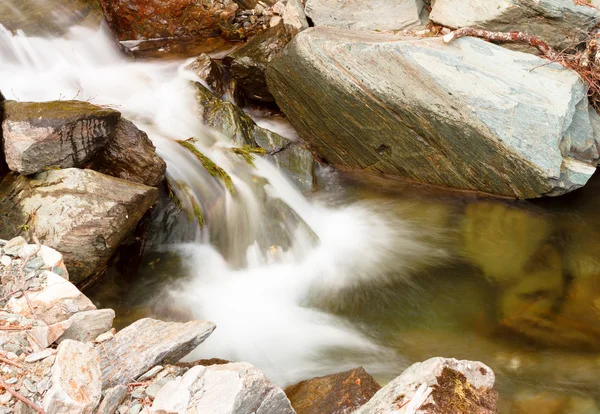 Bela cascata através de rochas de montanha — Fotografia de Stock