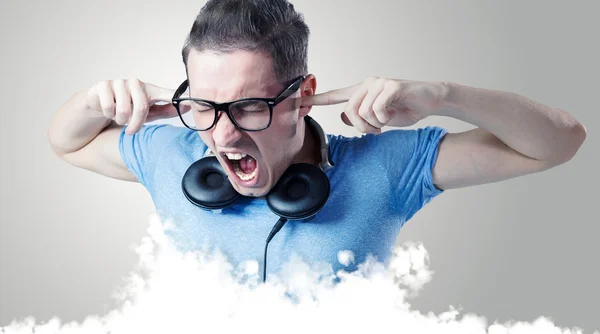 Homem com fones de ouvido e óculos pretos gritando com os olhos fechados — Fotografia de Stock