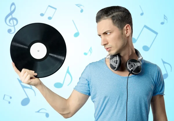 Jovem macho segurando vinil preto na mão — Fotografia de Stock