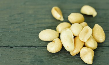 ahşap kahverengi masa üstünde lezzetli fıstık