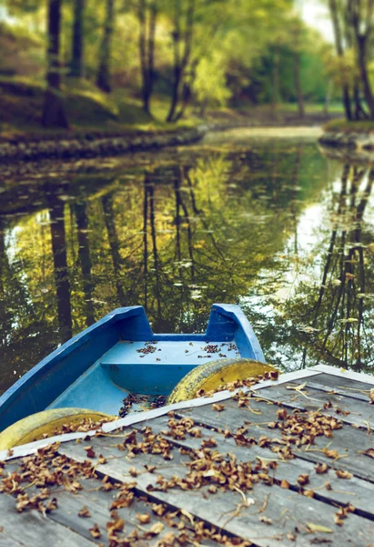 Modrá loď na jezeře v podzimní sezóně — Stock fotografie