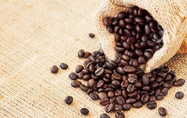 Angle view of roasted coffee beans in jute bag — Stock Photo, Image