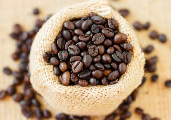 Top view of roasted coffee beans in jute bag — Stock Photo, Image