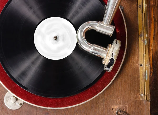 Retro gramophone with vinyl spinning — Stock Photo, Image