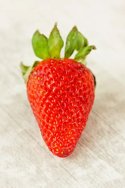 Fraise savoureuse sur table texturée en bois — Photo