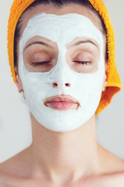 Yüzüne maske yumuşatmanın beyaz olan kadın