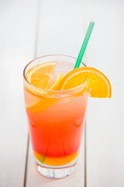 Przy kieliszku naturalny sok pomarańczowy — Zdjęcie stockowe