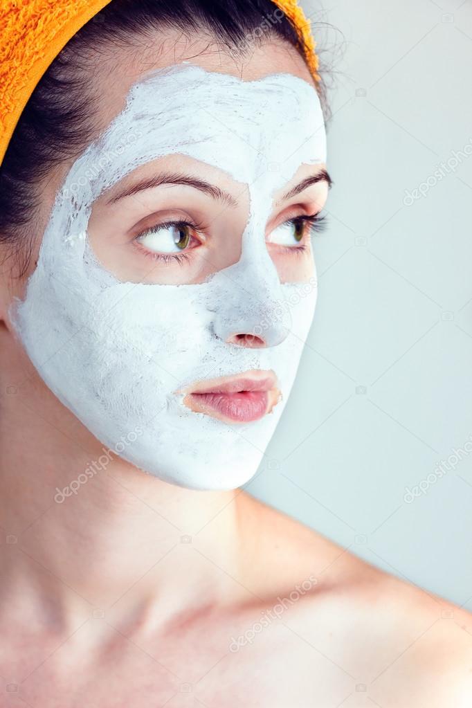 Woman having a white smoothing face mask