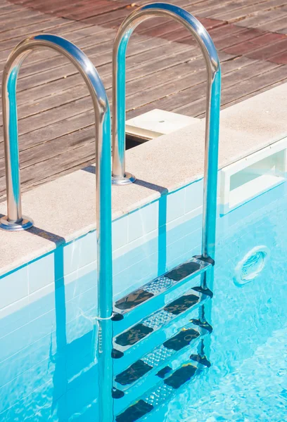 Chrome schodiště s prázdný bazén — Stock fotografie