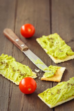Avokado krem, bisküvi ve küçük domates