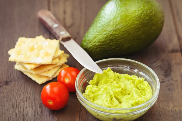 Crème d'avocat, biscuits et petites tomates — Photo