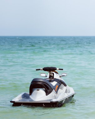su üzerinde yüzen güçlü jet ski