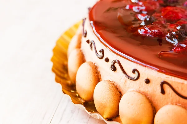 Okrągłe ciasto z wiśni i herbatniki — Zdjęcie stockowe