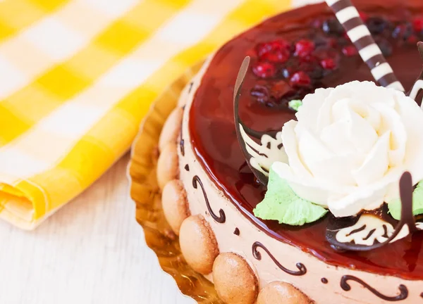 Torta rotonda con ciliegie e biscotti — Foto Stock