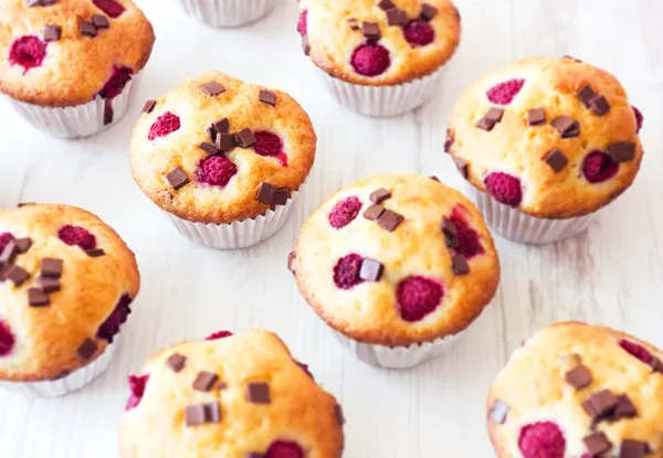 Groep van heerlijke muffins geplaatst op tafel — Stockfoto