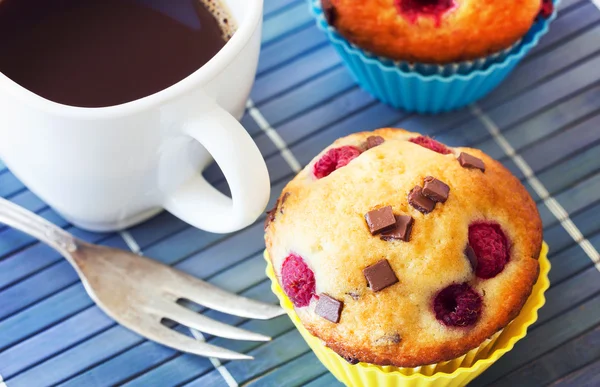 Delicious breakfast with muffins and hot coffee — Stockfoto