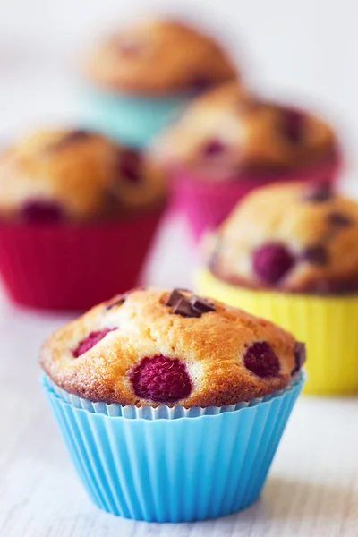 Groep van smakelijke muffins geplaatst op tafel — Stockfoto