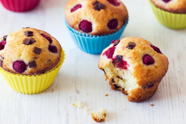 Gebissener Muffin auf weißem Tisch — Stockfoto