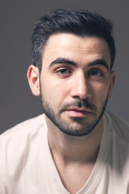 kendinden emin beyaz erkek portresi