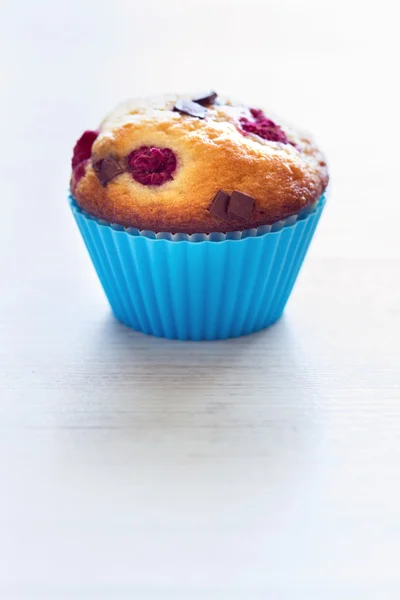 Muffin saboroso azul colocado na mesa — Fotografia de Stock