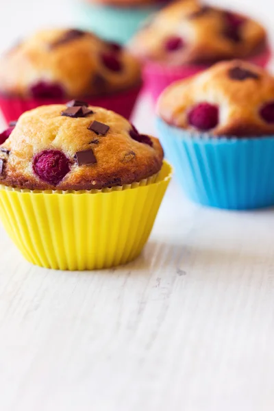 Groep van smakelijke muffins geplaatst op tafel — Stockfoto