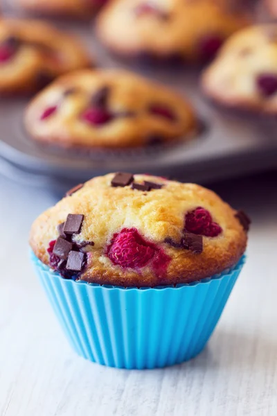 Muffin saboroso azul colocado na mesa Fotos De Bancos De Imagens Sem Royalties