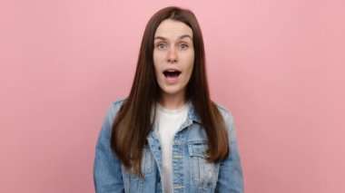 20 'li yaşlarda beyaz bir kadın şaşırmış. Kameraya bakıp 