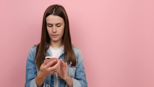 Joven Milenaria Uso Retención Femenina Móvil Teléfono Celular Dedo Mano — Vídeo de stock