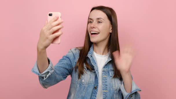 Jovem Morena Anos Recebe Videochamada Usando Celular Fazendo Selfie Talk — Vídeo de Stock