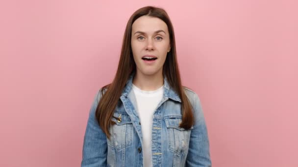 Porträtt Leende Förvånad Förvånad Ung Kvinna Åringar Fråga Vem Jag — Stockvideo