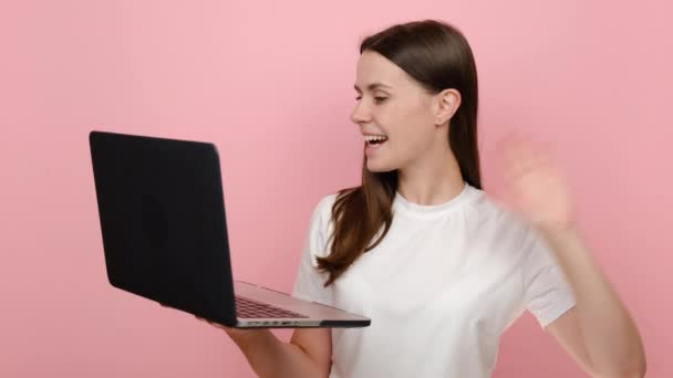 Atractiva Mujer Joven Sonriente Años Edad Que Trabaja Ordenador Portátil — Vídeo de stock