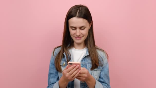 Retrato Sonhador Pensativo Caucasiano Jovem Segurar Usando Celular Digitação Navegação — Vídeo de Stock