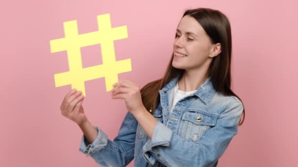 Geluk Zoete Jonge Vrouw Met Een Tand Glimlach Demonstreren Hashtag — Stockvideo