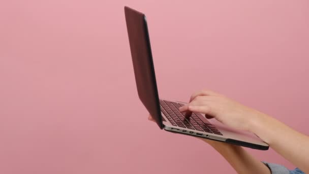 Przycięte Zbliżenie Kobiecej Ręki Trzymać Pracując Laptopie Wpisując Klawiaturze Pokazując — Wideo stockowe