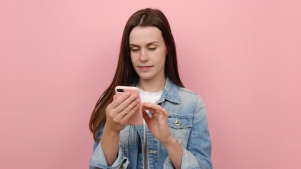 Šťastné Mladé Tisícileté Ženské Držení Pomocí Mobilního Telefonu Typu Říct — Stock video