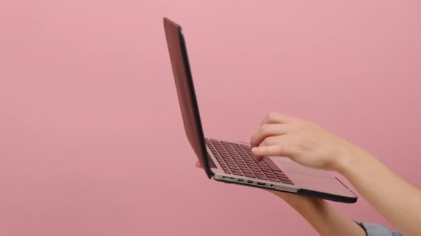 Dizüstü Bilgisayarda Çalışan Bilgisayarın Klavyede Ele Tutuşmasını Kapatın Pembe Stüdyo — Stok video
