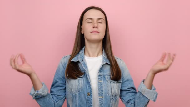 Andlig Lugn Ung Brunett Kvinna Hålla Spridda Händer Yoga Aum — Stockvideo