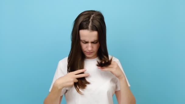 Mujer Joven Deprimida Cepillado Mirando Puntas Abiertas Aislado Sobre Fondo — Vídeos de Stock