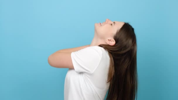 不幸な悲しい若い女性の苦しみ首の痛みの損傷 手で首に触れる 筋肉痛 鎮静作業後の痛みの肩をマッサージ スタジオで青の色の背景に隔離されたポーズ — ストック動画